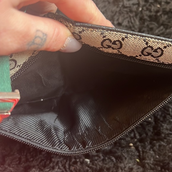 Not authentic Gucci over the shoulder bag or Fanny pack whichever you prefer - Picture 3 of 7